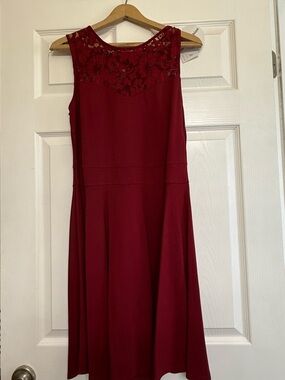 Lace Yoke Sleeveless Midi Dress in Burgundy / sylvestidoso